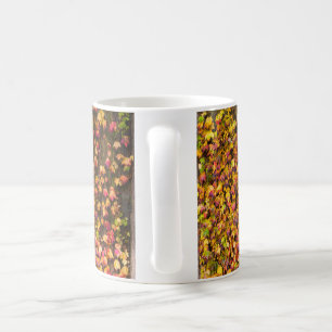 Caneca De Café Cores de outono dourado na parede de hera