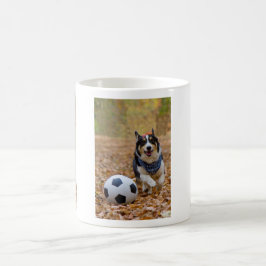 Caneca De Café Corgi que joga o futebol