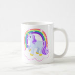 Caneca De Café Corno Mágico Bonito com arco-íris (Personalizável!<br><div class="desc">Esta é uma ilustração super fofinha de um unicórnio azul com cabelo roxo parado em uma nuvem sob um arco-íris com estrelas rosa e brancas. Procurando um presente personalizável? Basta apertar o botão "Personalizar!" abaixo da imagem para adicionar seu nome para fazer um presente unicórnio personalizado para uma garota que...</div>