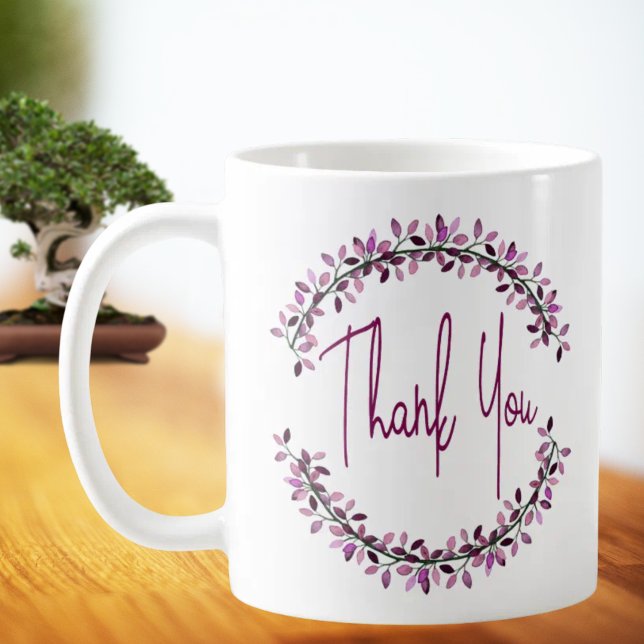 Caneca De Café Coroa de Folhas Tipografia Simples Chic Obrigado (Thank you script encased by upper and lower purple leaf halves ceramic mug.)