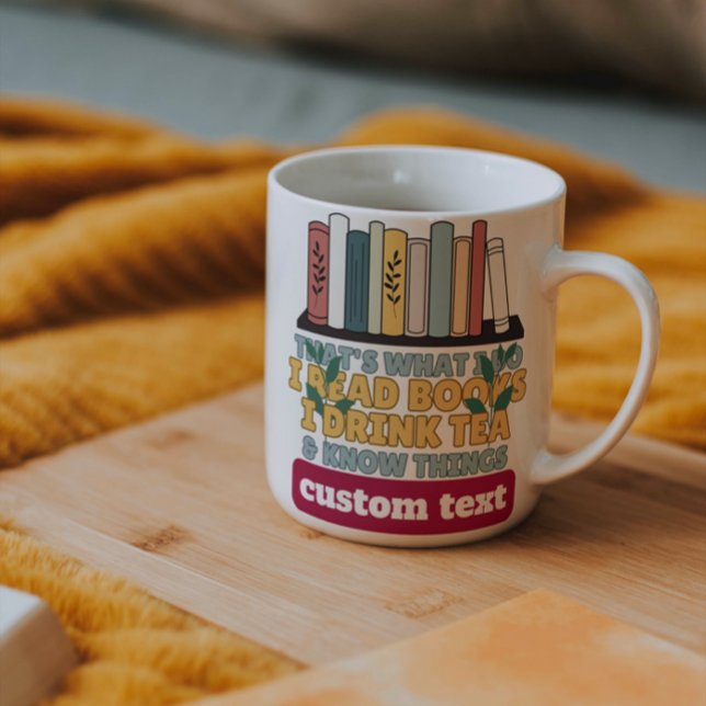 Caneca De Café costumo ler livros, bebo chá e sei coisas (Criador carregado)