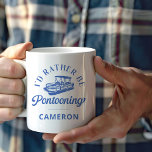Caneca De Café Cota Engraçada Personalizada de Boat Lover<br><div class="desc">Esta caneca de café personalizada 'Eu Preferencialmente Estaria Pontoonando' é o presente perfeito para entusiastas barcos e amantes de pontoon. Apresentando um design elegante e inspirado por retrô com um gráfico charmoso de barco de pontoon, esta caneca é personalizável com um nome para um toque verdadeiramente único. Feita para relaxar...</div>
