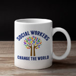 Caneca De Café Cotação de Trabalho Social Bonito<br><div class="desc">Trabalhadores Sociais Mudam o dom inspirador do Mundo. Uma bela citação motivacional do trabalho social escrita em torno de uma bela árvore das folhas do arco-íris.</div>