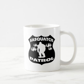 Caneca De Café Crachá da floresta da patrulha de Sasquatch