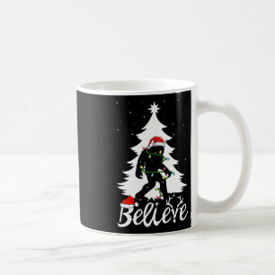 Caneca De Café Crente do Pé-Grande carregando árvore de Natal Sas