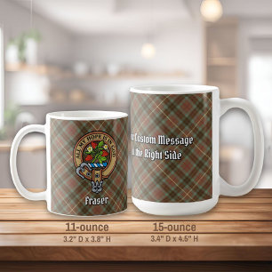 Caneca De Café Crest do clã Fraser sobre xadrez de caça desgastad