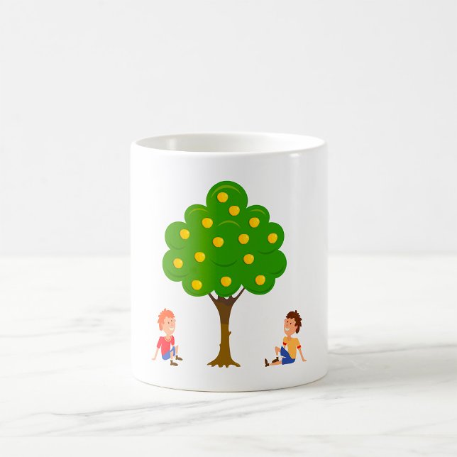 Caneca De Café Crianças Brincalhonas Sentadas Debaixo de uma Maci (Criador carregado)