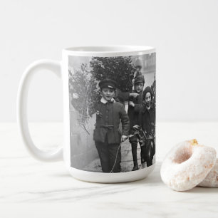 Caneca De Café CRIANÇAS E HOLLY (1915) Vintage Art Christmas Mug