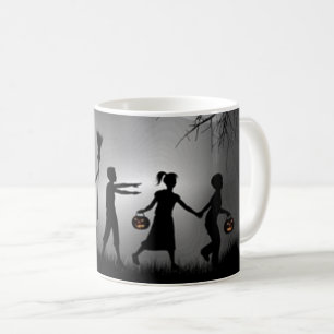 Caneca De Café Crianças fazendo doces ou travessuras em uma noite