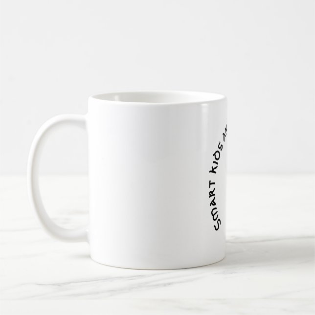 Caneca De Café Crianças inteligentes e mãe ainda mais inteligente (Esquerda)