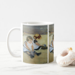 Caneca De Café Crianças jogando na praia por Mary Cassatt