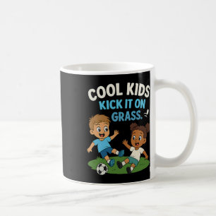 Caneca De Café Crianças Legais Chutam no Gráfico de Futebol Juven