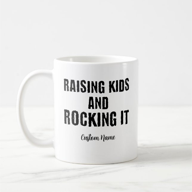 Caneca De Café Criando Filhos E Mandando Bem Nome Personalizado (Esquerda)