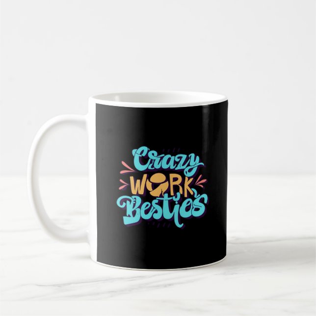 Caneca De Café Crônicas De Besidades De Trabalho Loucas Trabalham (Esquerda)
