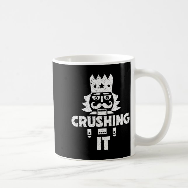 Caneca De Café Crushing It Nutcracker Funny Retro Christmas Festi (Direita)