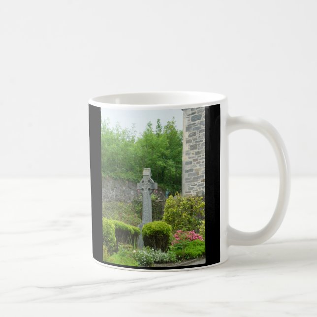 Caneca De Café Cruz celta no churchyard, fé (Direita)