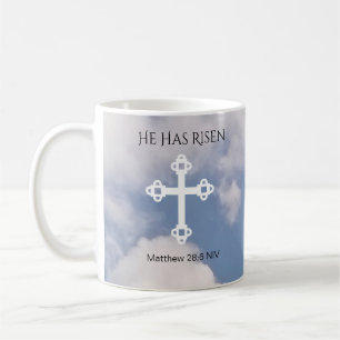 Caneca De Café Cruzamento no céu nublado com Bíblia de ressurre