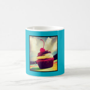 Caneca De Café Cupcake colorido com a cereja na parte superior