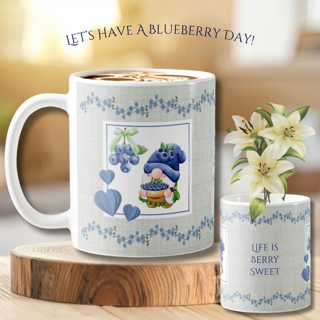 Caneca De Café Cute Blueberry Gnome Life is Berry Sweet Mug (Bring a little piece of the whimsical garden into your home with a beautiful blueberry Gnome mug)
