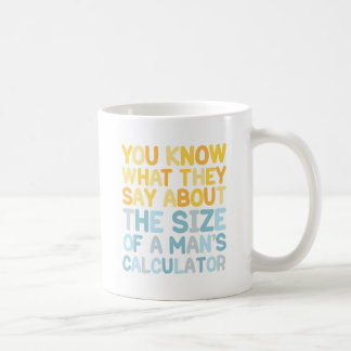 Caneca de café da calculadora de um homem