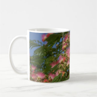 Caneca de café da foto da árvore do Mimosa