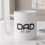 Caneca De Café Dad Established New Dad Gift<br><div class="desc">Dad Established New Dad - Minimal Elegant Black Bold Dad Typography - Add your custom "Est" established year date when your first child was born. Add additional years for each child.</div>