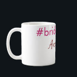 Caneca De Café Dama de honra hashtag rosa claro adicionar nome no<br><div class="desc">design feminino</div>