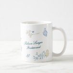 Caneca De Café Damas de honra românticas de flores de inverno de<br><div class="desc">Caneca de café com monograma de flores de inverno românticas de Cotswolds

Este design faz parte de uma coleção;
Por favor,  entre em contato comigo se precisar de ajuda para encontrar designs ou produtos correspondentes;
Também disponível em cores alternativas</div>