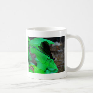 Caneca De Café Damselfly azul em uma folha verde.