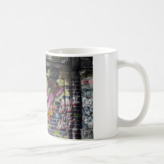 Caneca De Café Dança Com O Grafite Do Lobo