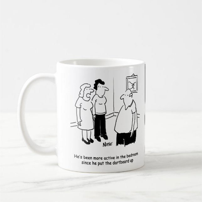 Caneca De Café Dartboard no quarto. Cartoon Engraçado (Esquerda)