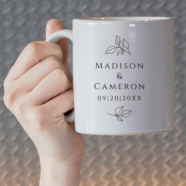 Caneca De Café Data das Folhas de Casamento Legais Brancos Negros (Black White Elegant Wedding Leaves Names Date Coffee Mug Close Up)