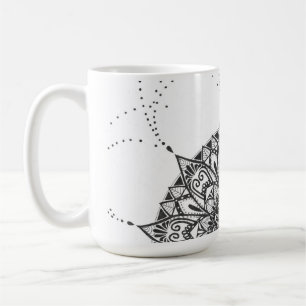 Caneca de café de mandala branca e preta