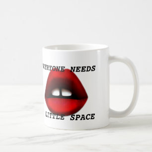 Caneca de café de menina dentada