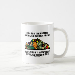 Caneca De Café Dê vegetais a pessoa da alimentação que por um 