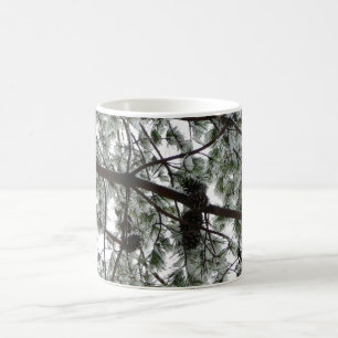 Caneca De Café Debaixo da Árvore de Pinheiro Coberta de Neve Foto