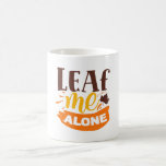 Caneca De Café Deixe-me em Paz, Divertido Outono, Introvertido An<br><div class="desc">Um design de citação de pun tipográfico fofo para o outono,  que diz: "Deixe-me em paz".</div>