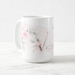 Caneca De Café Delicar Cor-de-rosa rosa rosa pinto Monograma - Le<br><div class="desc">Monograma - Letra Floral V - Uma lavagem com aquarela cor rosa pálida e penteada atrás de delicados rosas cor-de-rosa-rosados. Bonito pulverizações florais de aquarelas em ambos os lados da caneca - e decorem a grande primeira letra do seu nome. A folhagem verde-suave pintada à mão e as rosas de...</div>