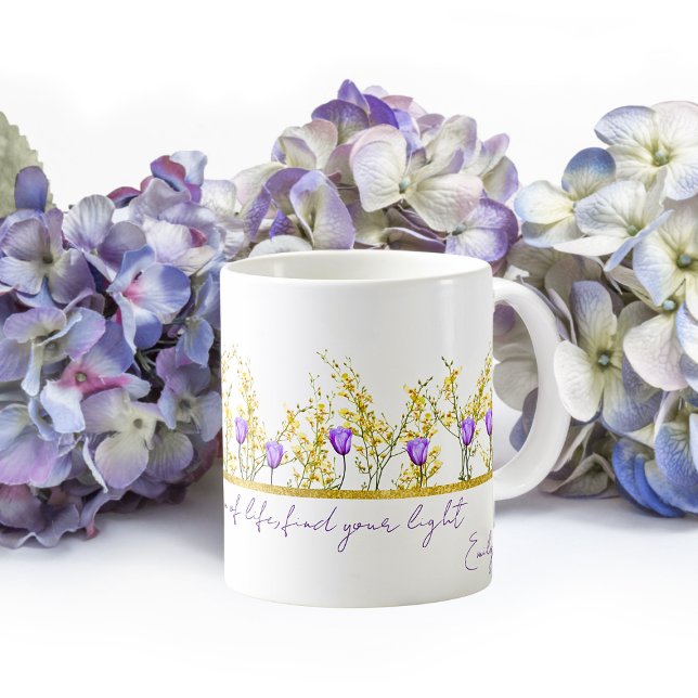 Caneca De Café Delicar Cotações das Flores Amarelas e Púrpuras (Criador carregado)