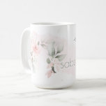 Caneca De Café Delicar Rosa Rosa Rosa Rosa Rosa Monograma - Letra<br><div class="desc">Monograma - Letra Floral I - Uma lavagem com aquarela cor rosa, pálida e penteada, atrás de delicados rosas de casacos cor-de-rosa. Bonito pulverizações florais de aquarelas em ambos os lados da caneca - e decorem a grande primeira letra do seu nome. A folhagem verde-suave pintada à mão e as...</div>