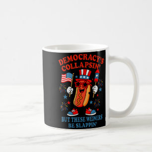 Caneca De Café Democracia está a colapsar cachorro-quente engraça