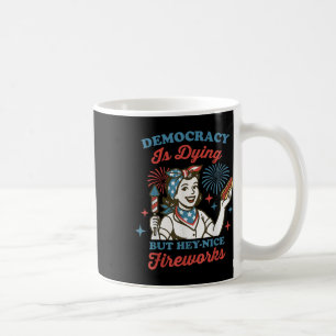 Caneca De Café Democracia Está Morrendo Mas Ei Fogos de Artifício
