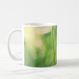 Caneca De Café Dente-de-leão na vegetação com luz suave de verão