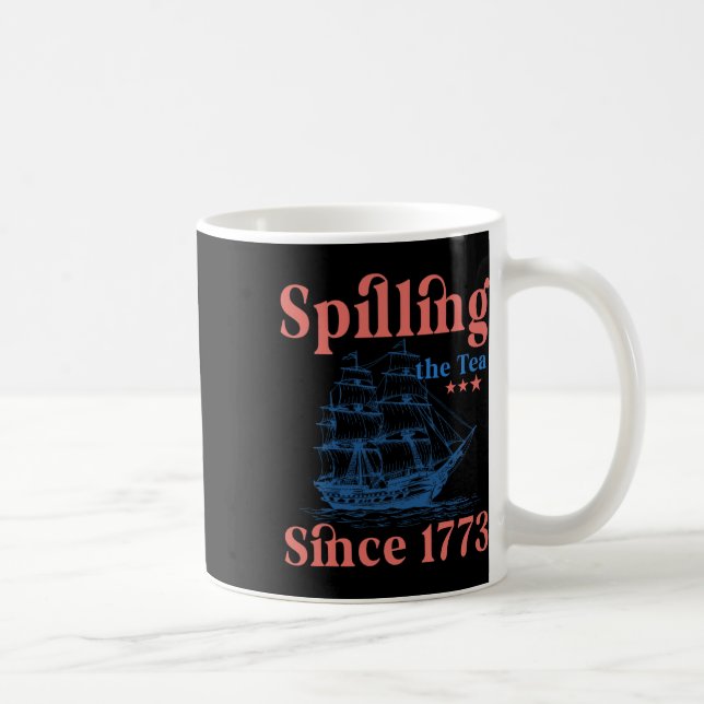 Caneca De Café Derramando o Chá Desde 1773 Patriótico 4 de Julho  (Direita)