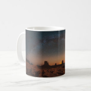 Caneca De Café Desertos   Céu Estrelado Sobre Uma Paisagem No Des