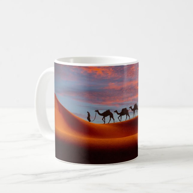 Caneca De Café Desertos | Man & Camels in the Sand Dunes (Frente Esquerda)