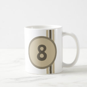 Caneca De Café Design 8 em bege sobre areia com listras