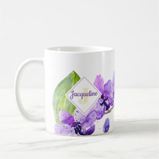 Caneca De Café design de orquídea em aquarela colorida com monogr