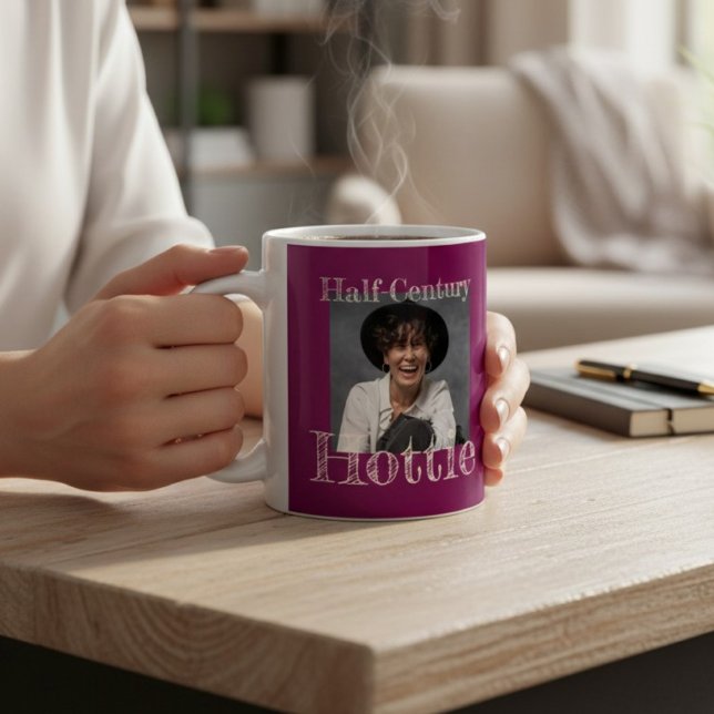 Caneca De Café Design de texto branco Borgonha Hottie Meio Século (Criador carregado)