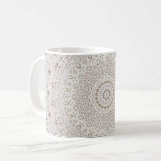 Caneca De Café Design do padrão Beige e Taupe Mandala (Frente Esquerda)